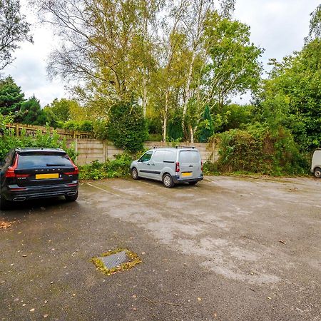 Manchester Comfortable 3 Bedroom House, Free Parking, Wifi & Disneyplus Worsley Εξωτερικό φωτογραφία