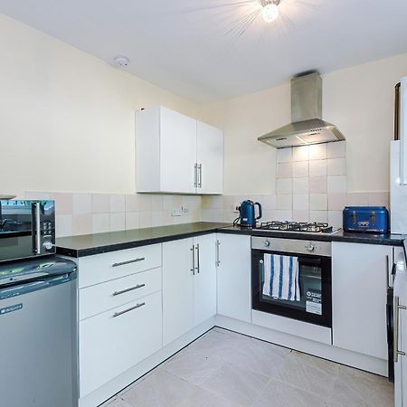 Manchester Comfortable 3 Bedroom House, Free Parking, Wifi & Disneyplus Worsley Εξωτερικό φωτογραφία