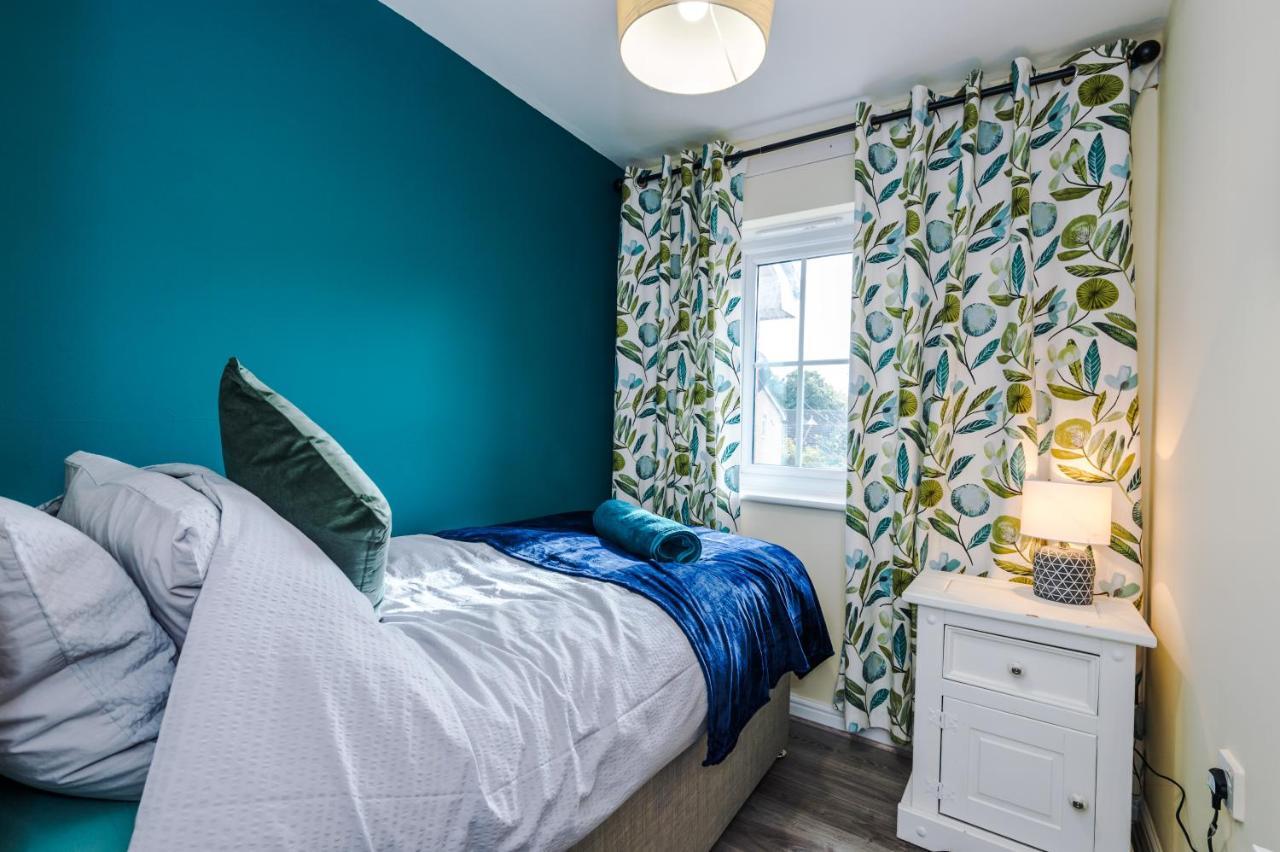 Manchester Comfortable 3 Bedroom House, Free Parking, Wifi & Disneyplus Worsley Εξωτερικό φωτογραφία