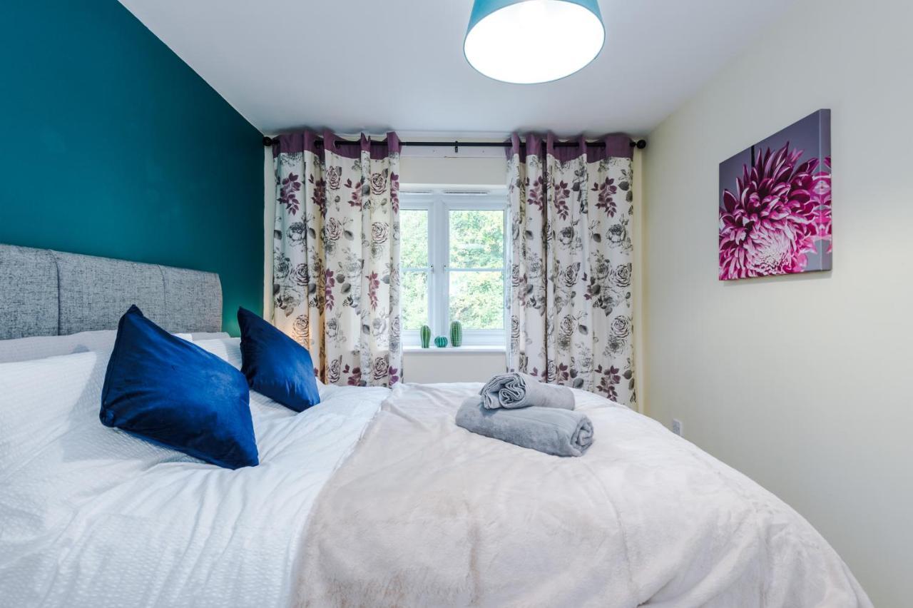 Manchester Comfortable 3 Bedroom House, Free Parking, Wifi & Disneyplus Worsley Εξωτερικό φωτογραφία