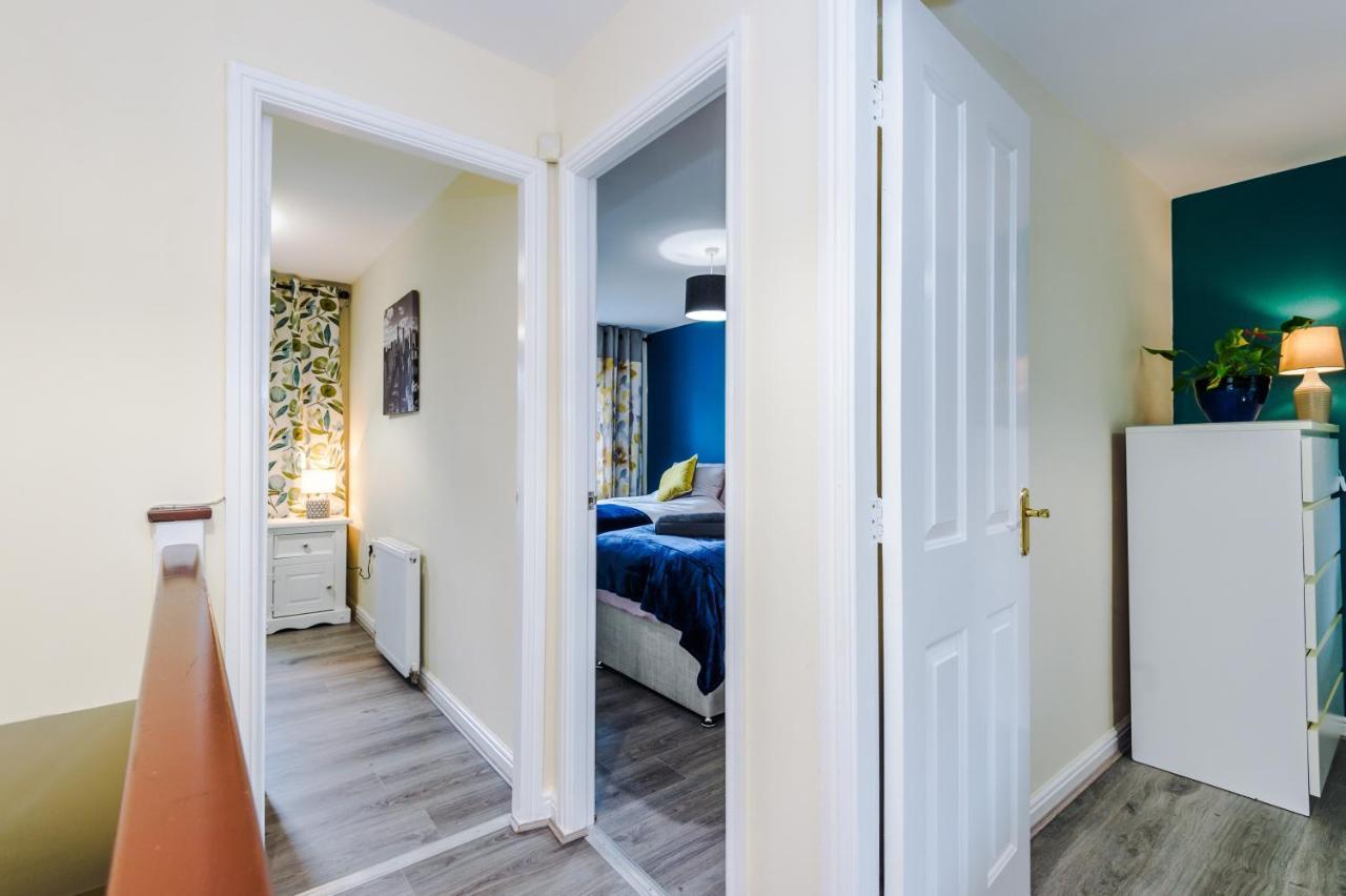 Manchester Comfortable 3 Bedroom House, Free Parking, Wifi & Disneyplus Worsley Εξωτερικό φωτογραφία