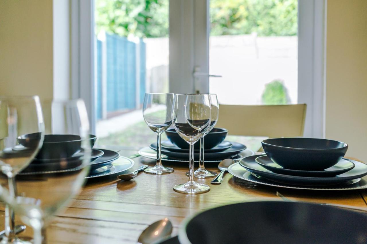 Manchester Comfortable 3 Bedroom House, Free Parking, Wifi & Disneyplus Worsley Εξωτερικό φωτογραφία