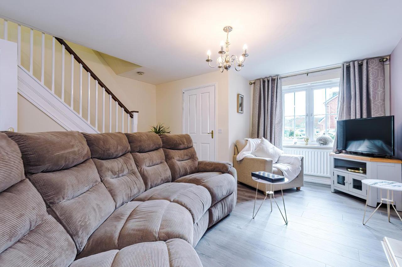 Manchester Comfortable 3 Bedroom House, Free Parking, Wifi & Disneyplus Worsley Εξωτερικό φωτογραφία