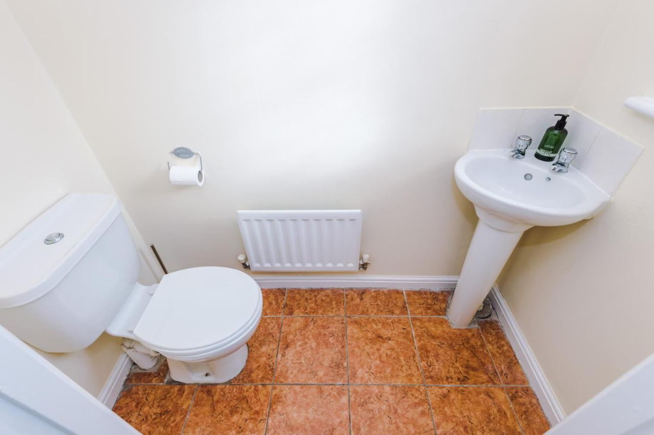 Manchester Comfortable 3 Bedroom House, Free Parking, Wifi & Disneyplus Worsley Εξωτερικό φωτογραφία